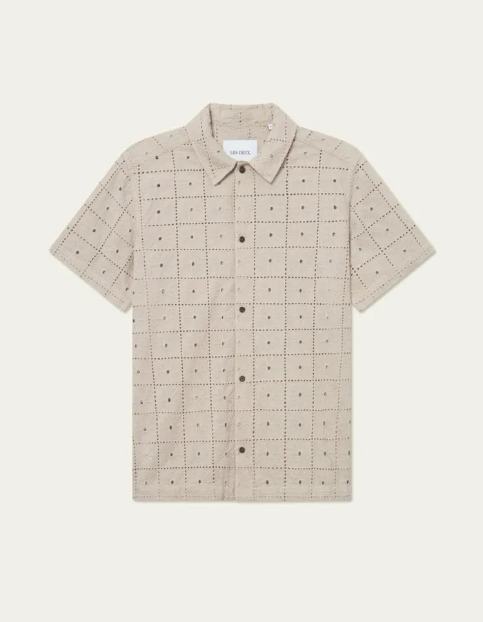 ShirtsOvershirts Men Les Deux Hector Anglaise SS Shirt 8211 Light Sand